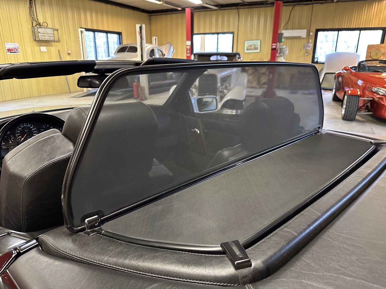 Exterior image of 1993 Mercedes-Benz SL 320 (60)