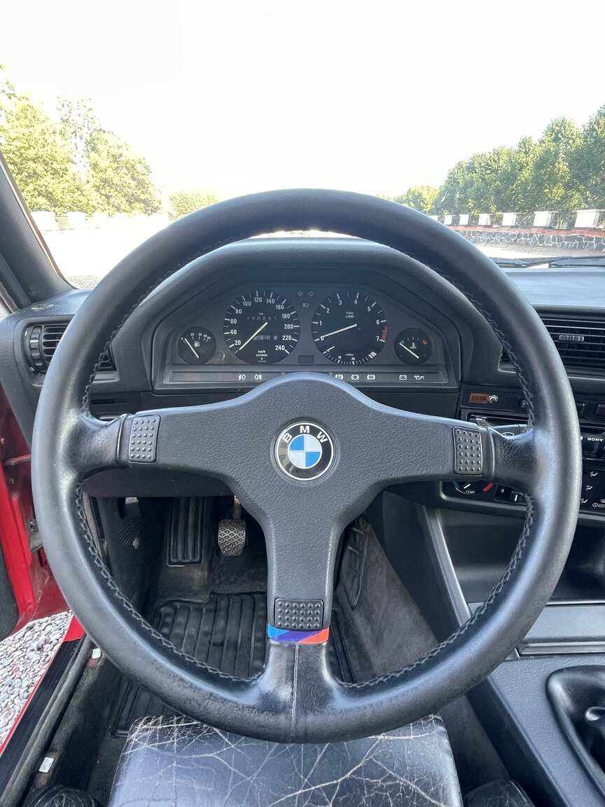 Interior image of 1987 BMW 320i