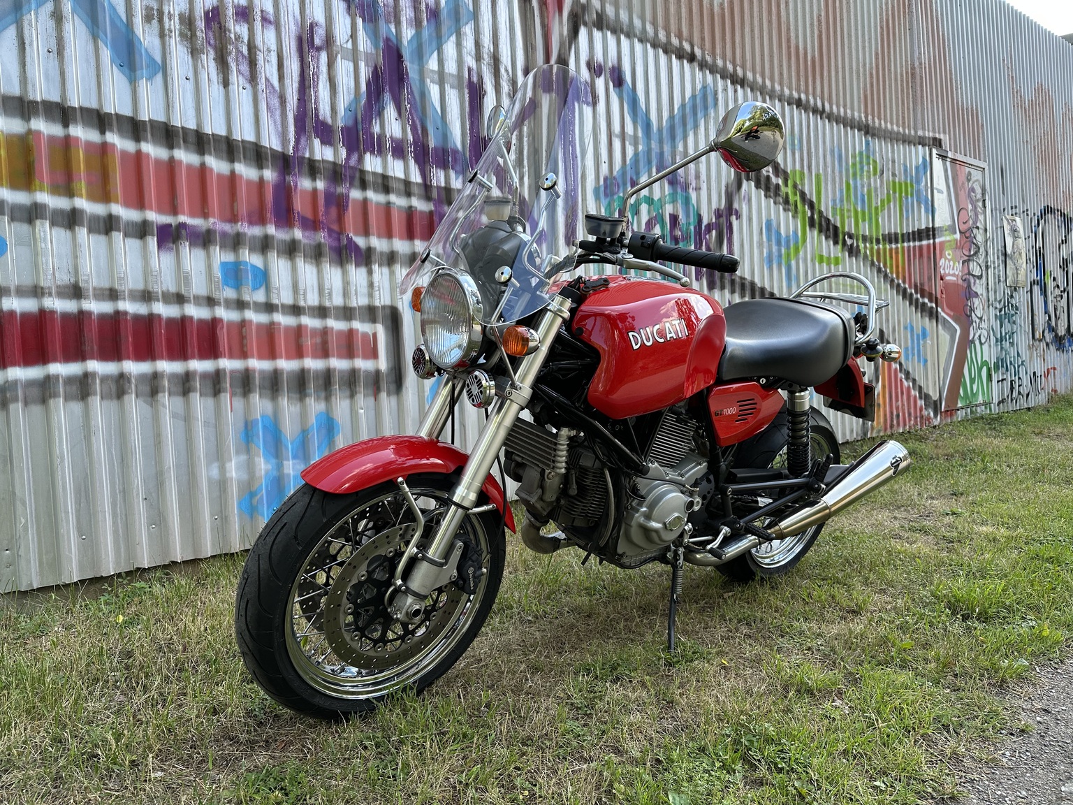 Exteriörbild på 2006 Ducati 1000 GT (2)