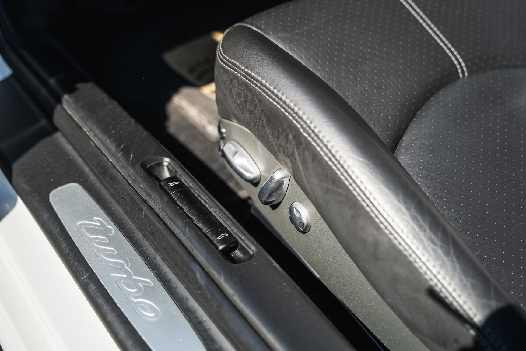Interior image of 2008 Porsche 911 Turbo Cabriolet (53)