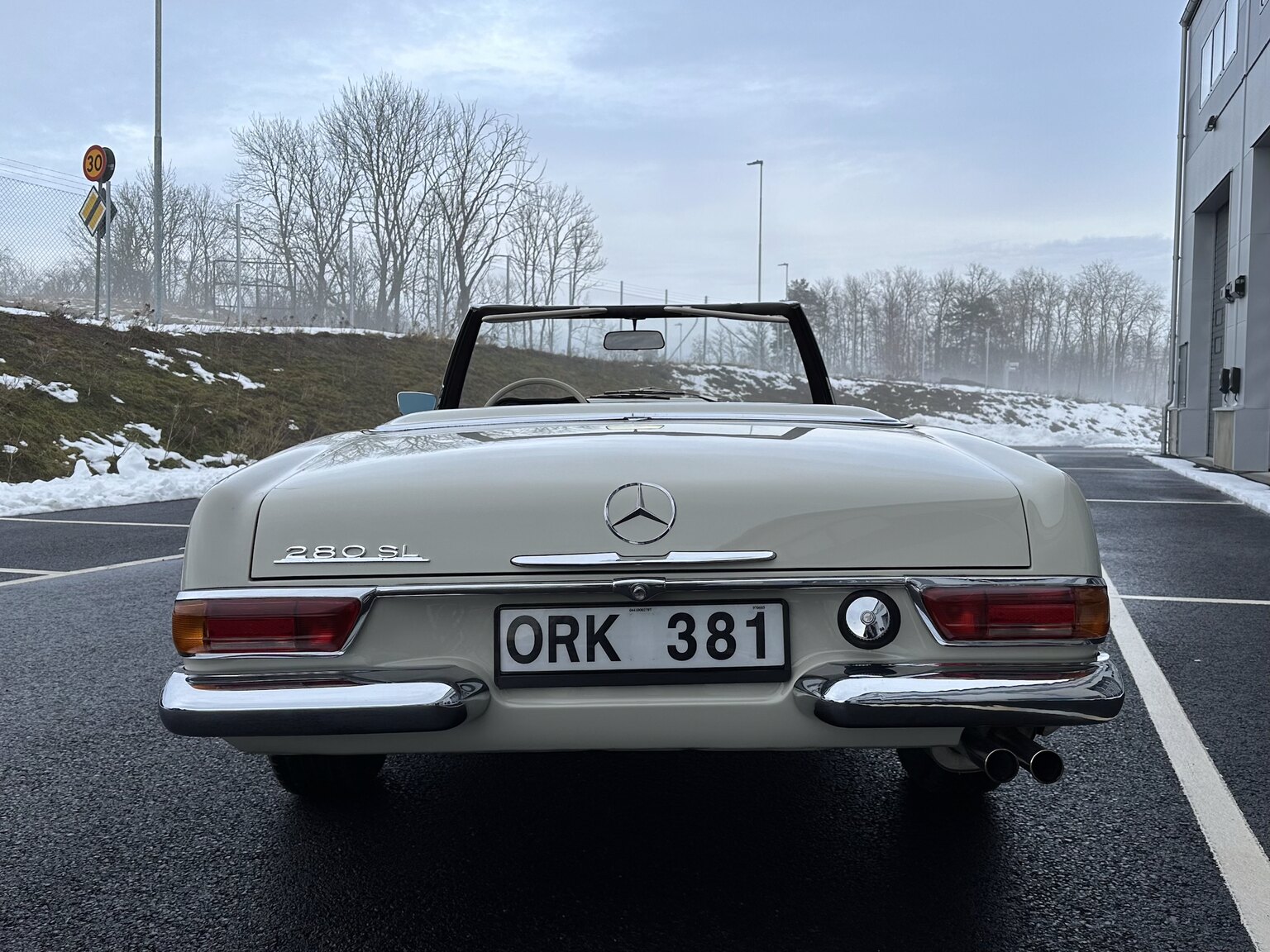 Exterior image of 1968 Mercedes Benz SL 280 Pagoda