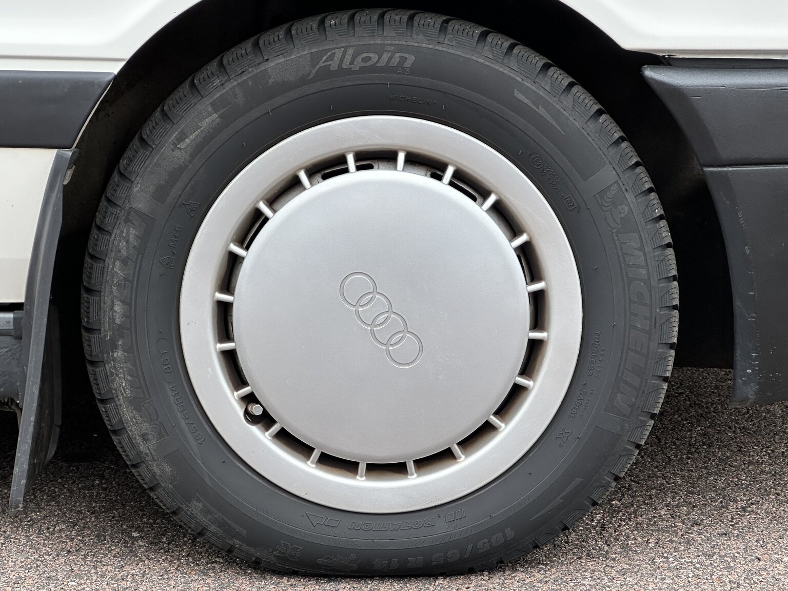 Exteriörbild på 1988 Audi 80 (55)