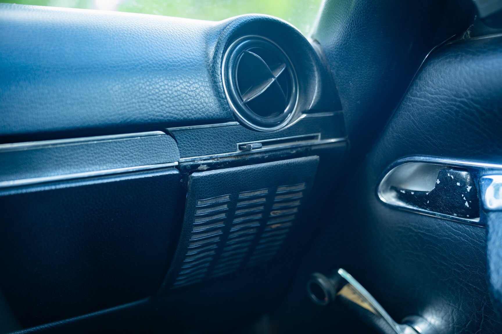 Interior image of 1975 Mercedes-Benz 350 SLC
