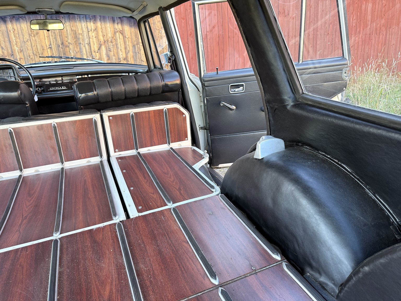 Interiörbild 1967 Mercedes-Benz 200D Safari