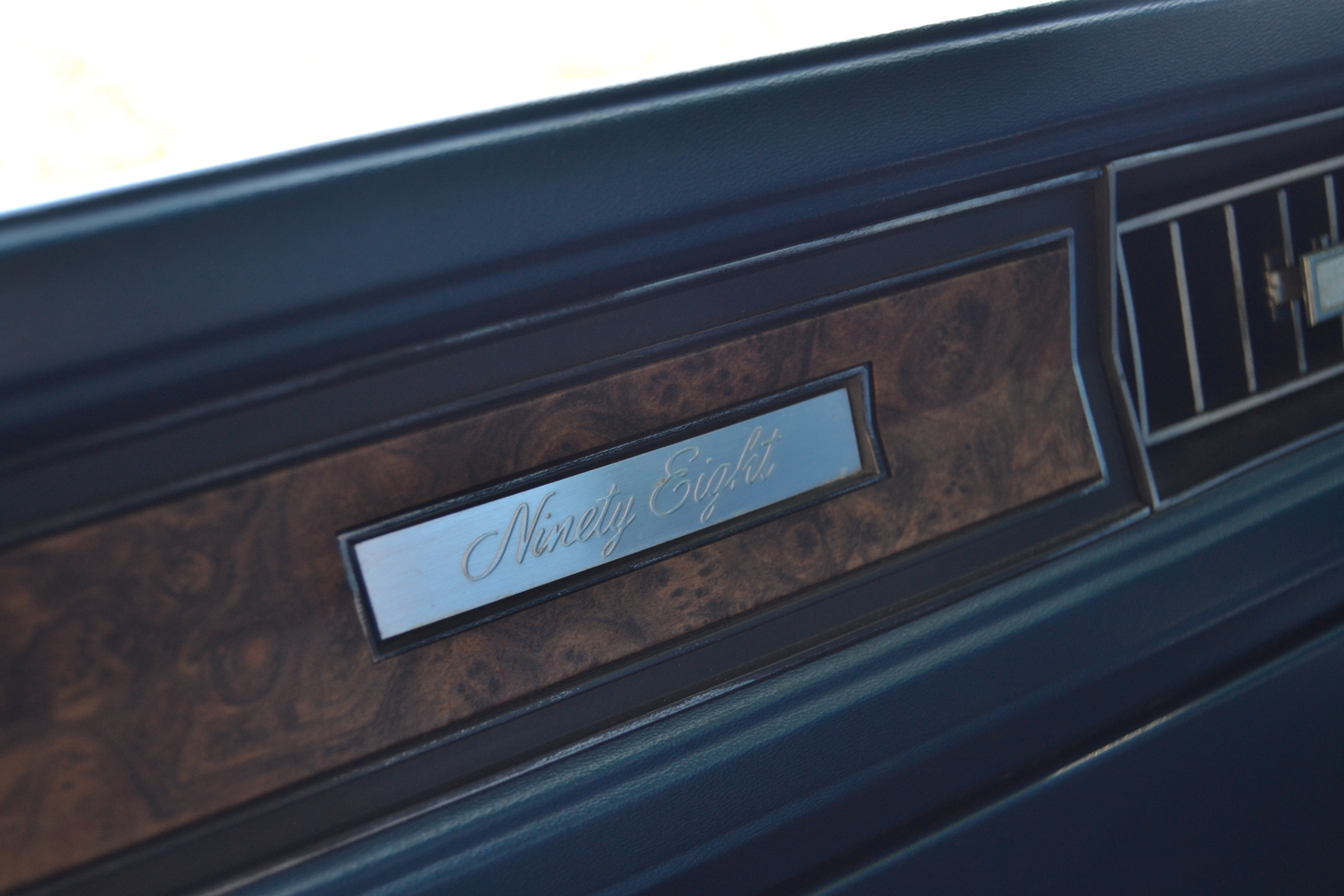 Interior image of 1970 Oldsmobile Ninety eight Convertible (30)