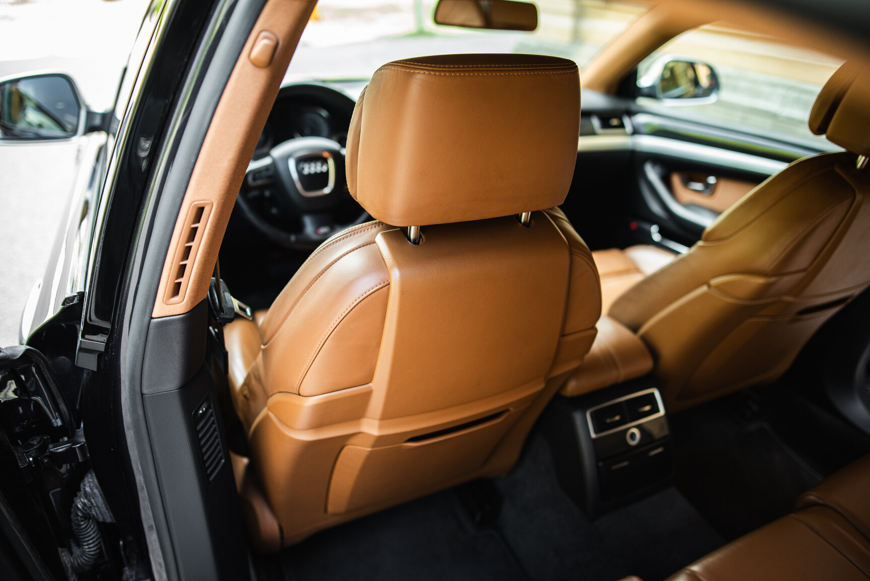 Interior image of 2009 Audi S8 5.2 V10 FSI Quattro