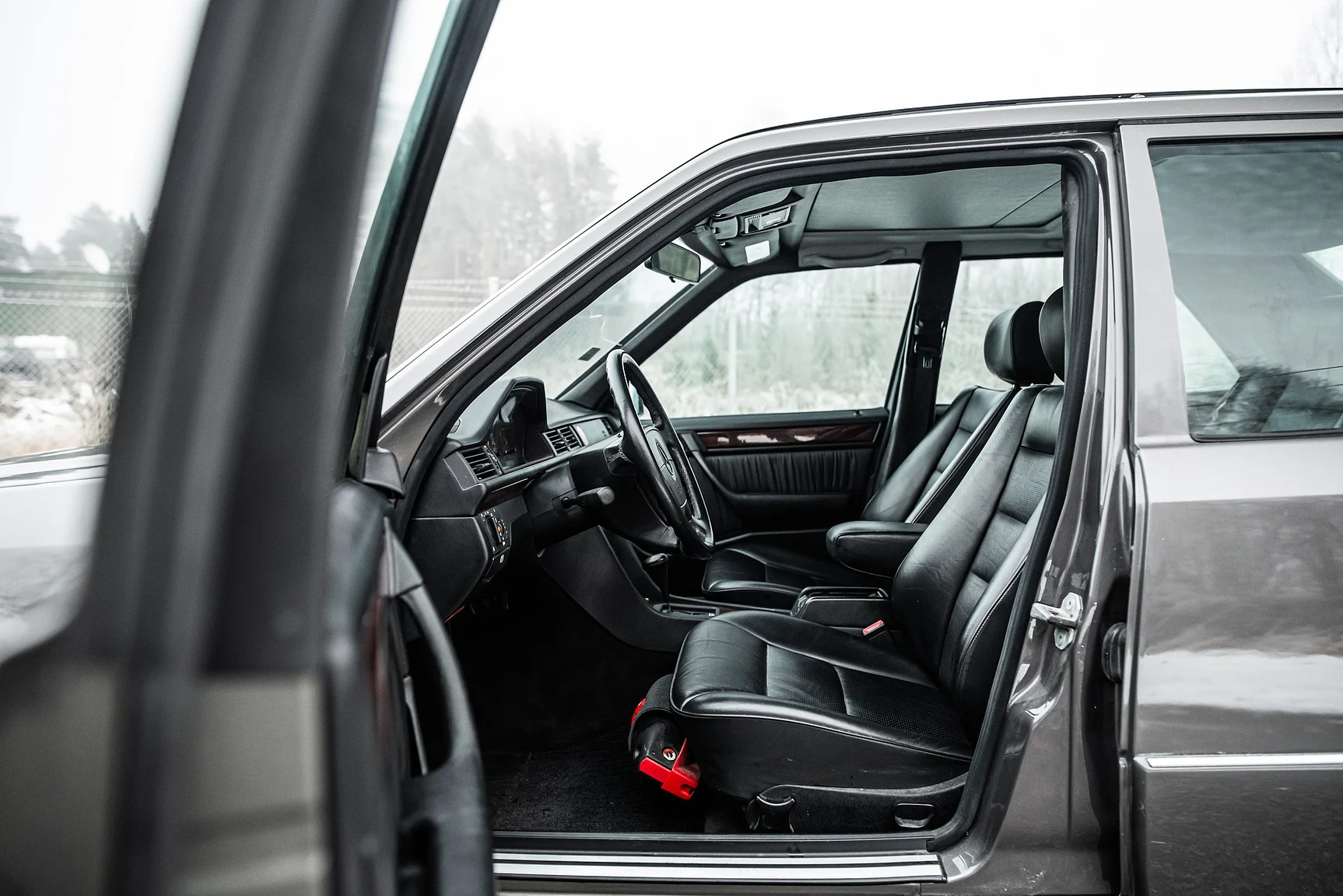 Interior image of 1993 Mercedes-Benz E 320 "AMG" (2)