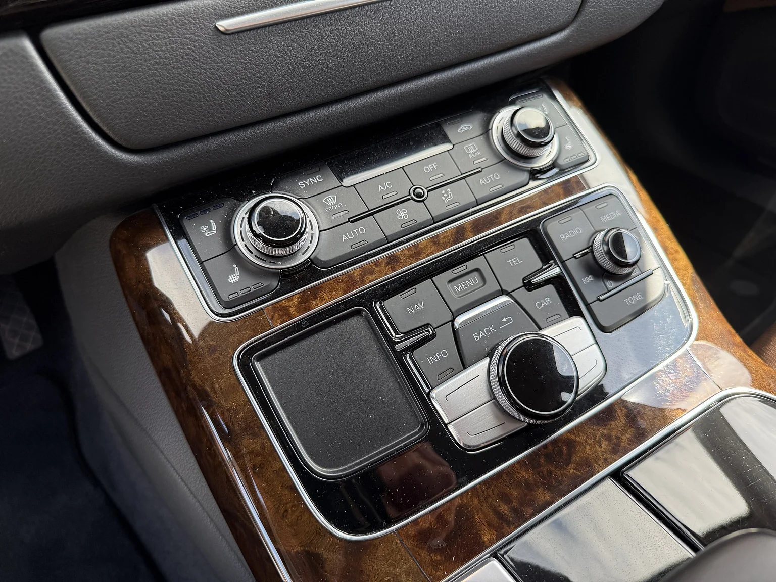 Innenraumfoto von 2014 Audi A8 4.0 TFSI (20)