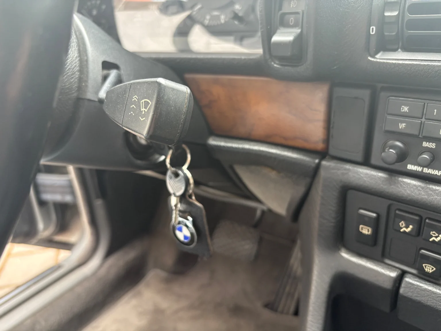 Interior image of 1988 BMW 730iA (33)