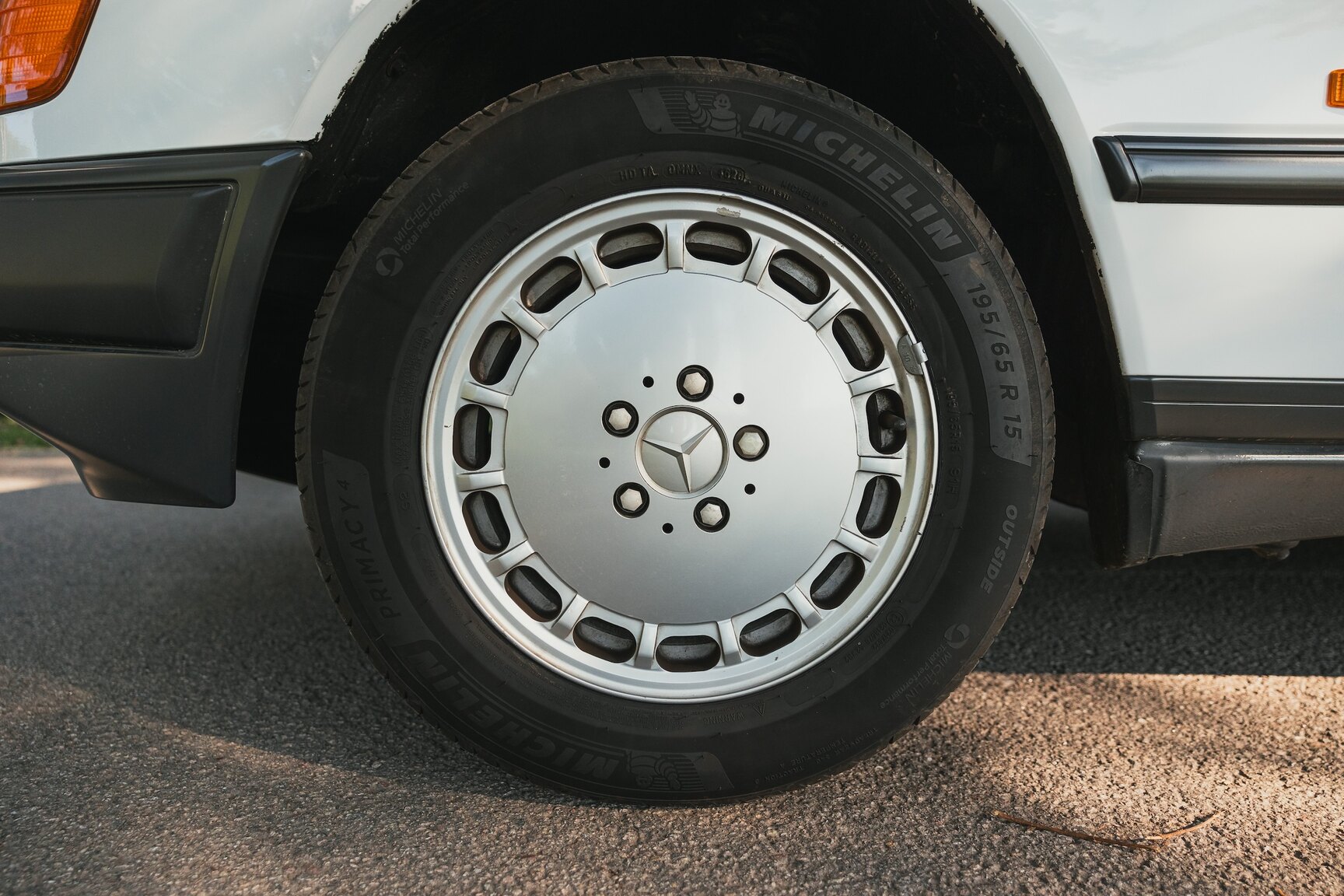 Exteriörbild på 1987 Mercedes-Benz 230E