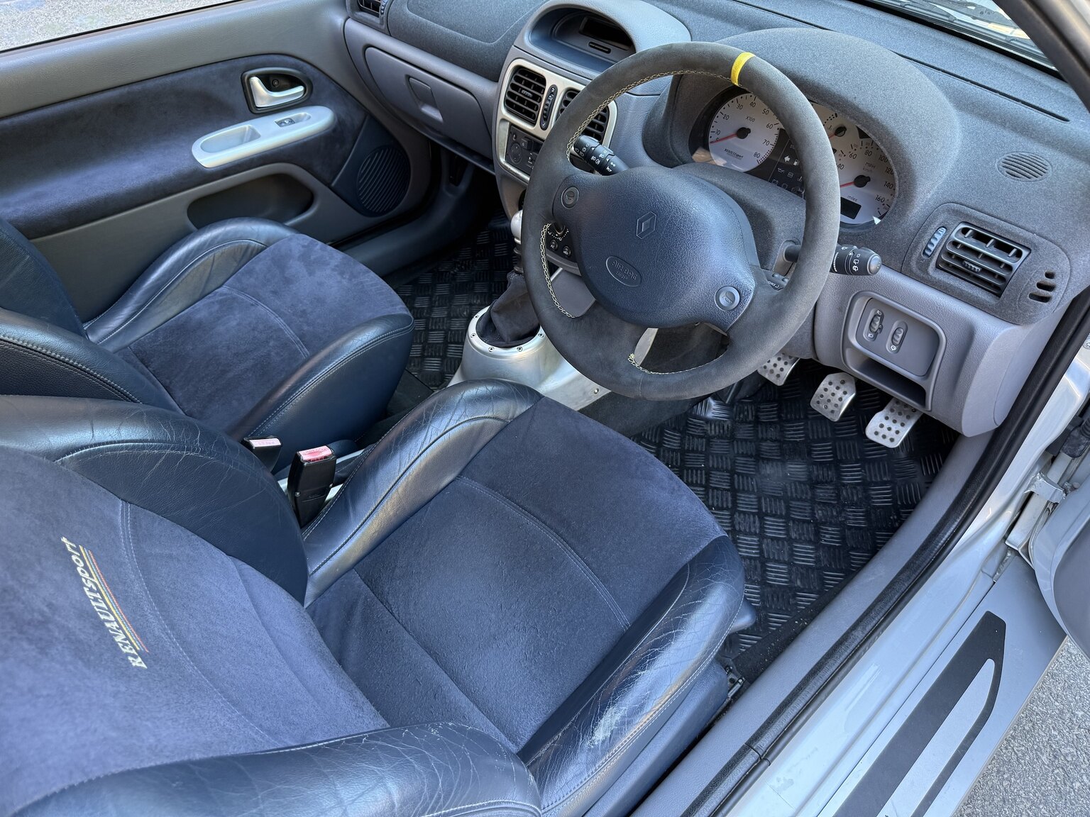 Interior image of 2002 Renault Clio Sport V6