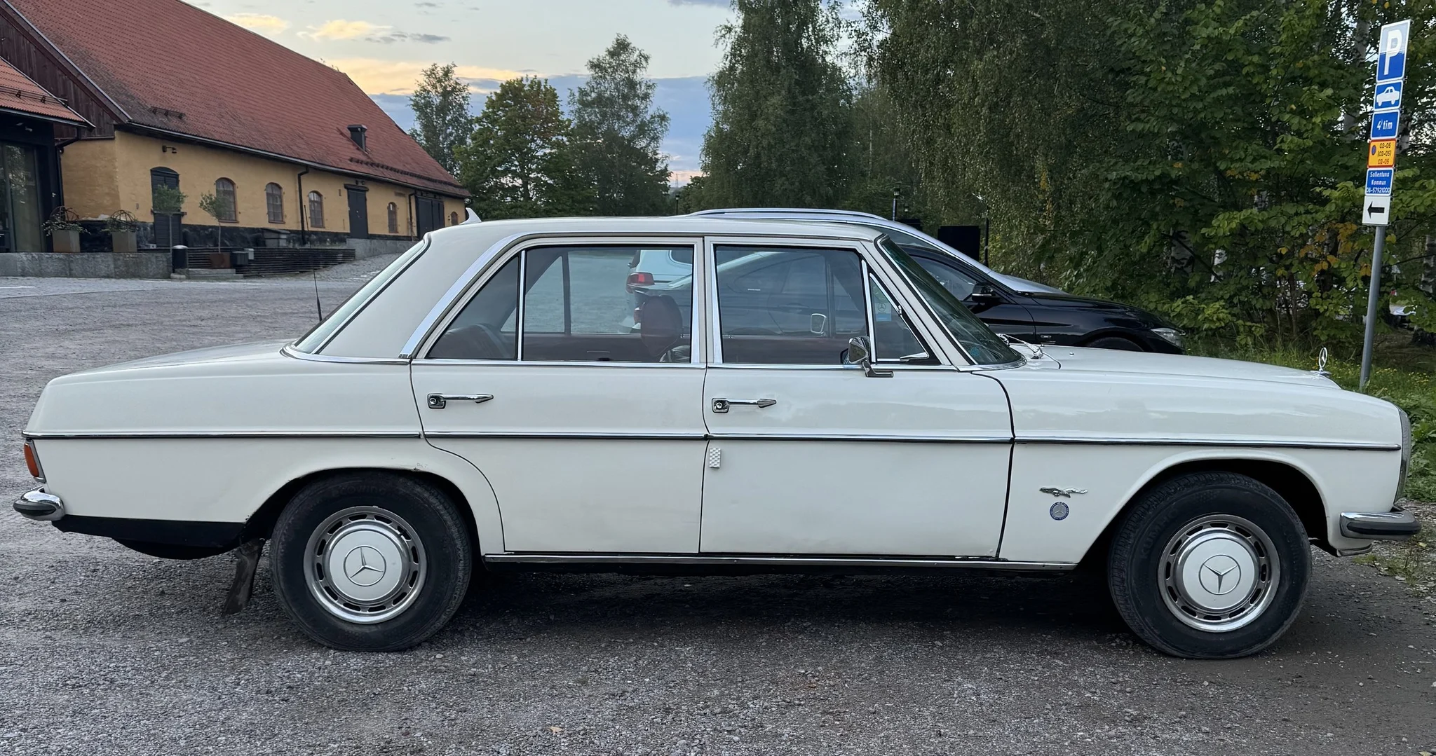 Aussenfoto 1972 Mercedes-Benz 200 (6)