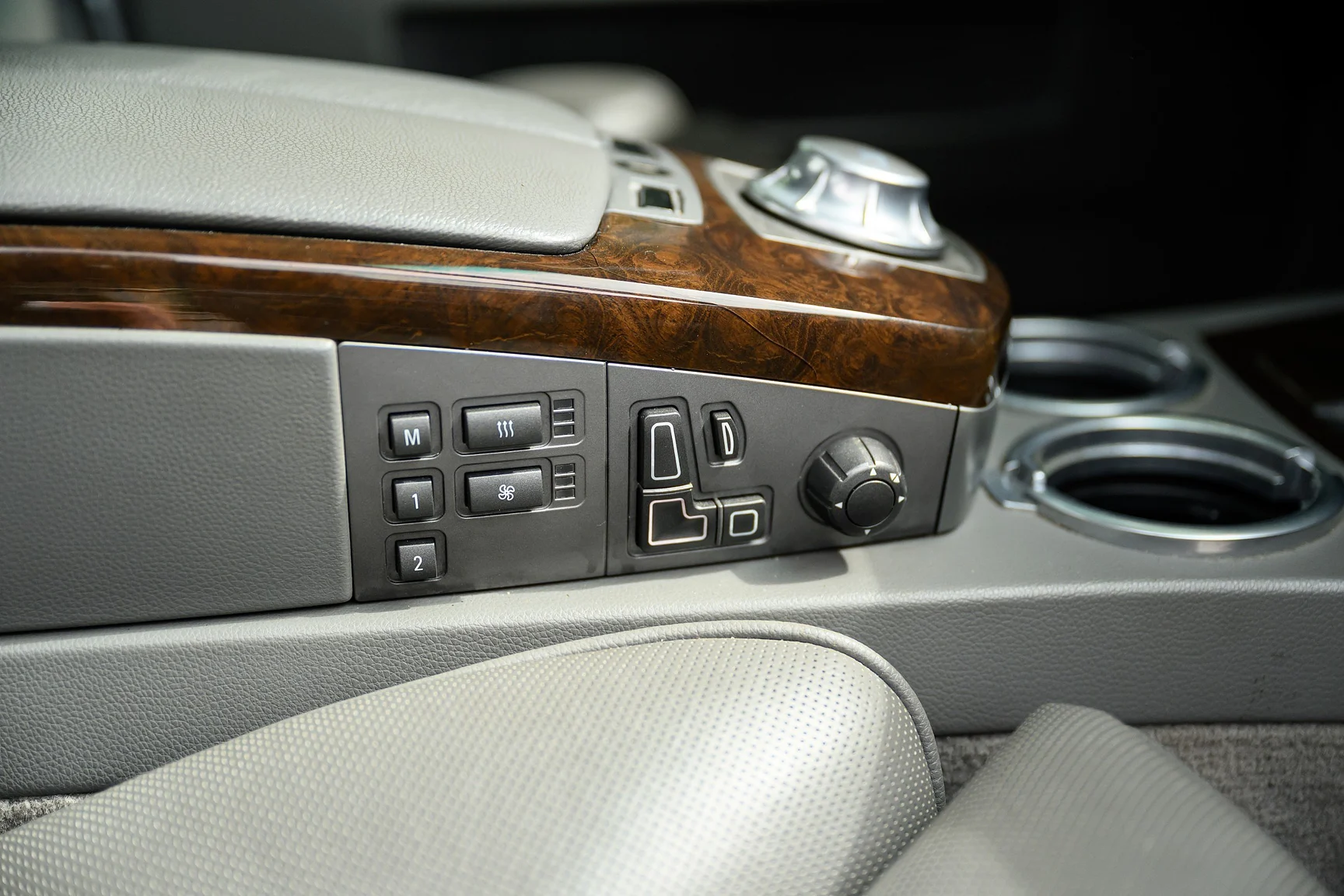 Interior image of 2001 BMW 745i (57)