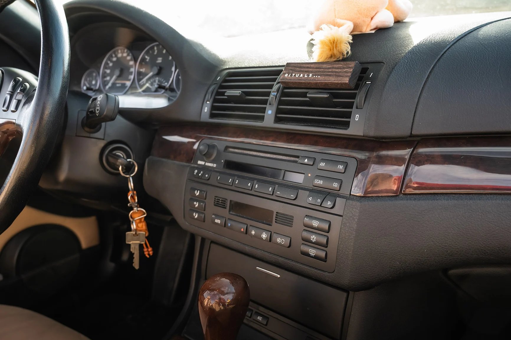 Interior image of 2001 BMW 330 Ci (28)