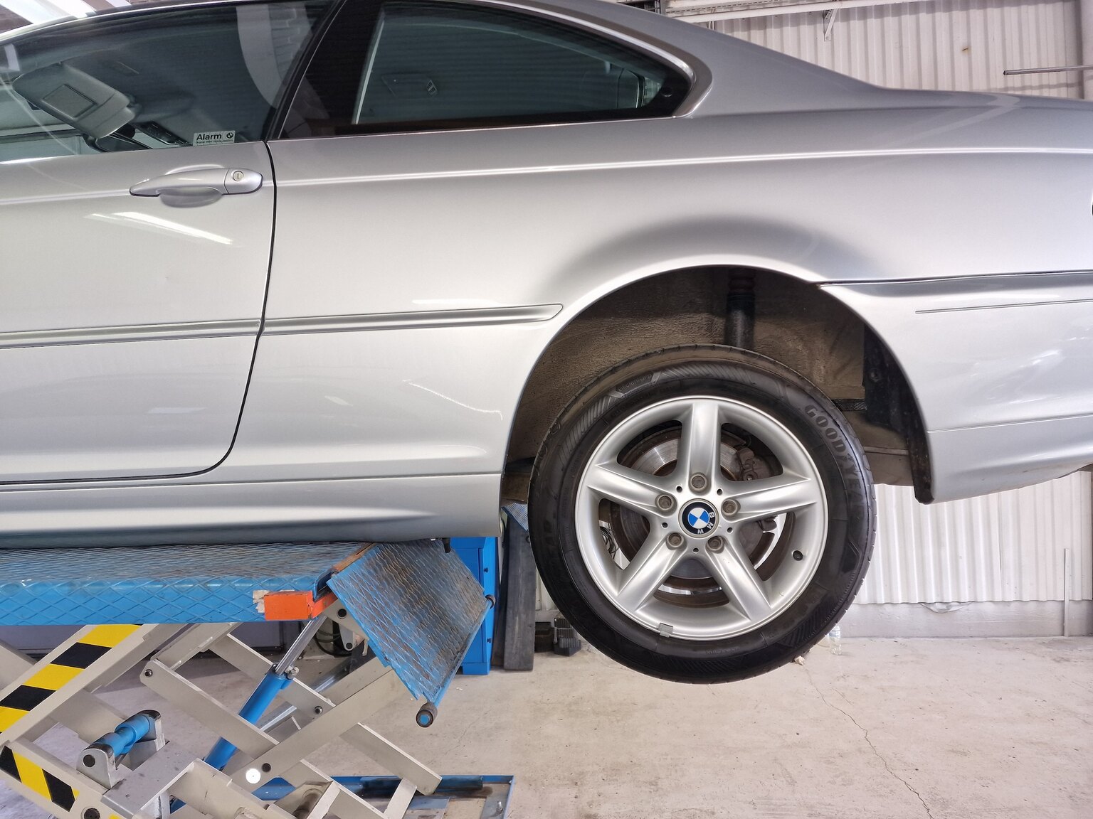 Exteriörbild på 2002 BMW 320Ci