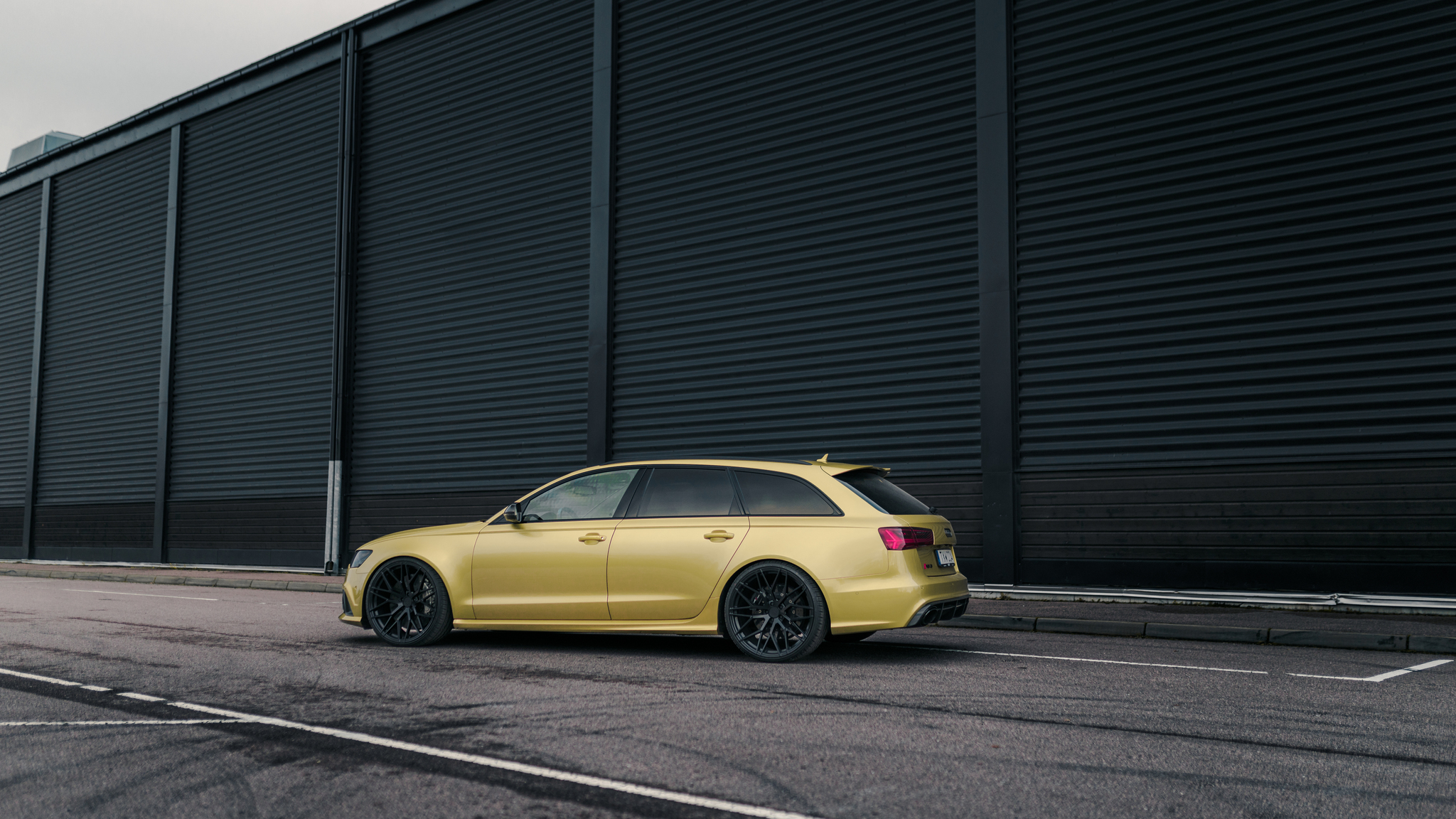 Exterior image of 2016 Audi RS6 Avant Exclusive (2)