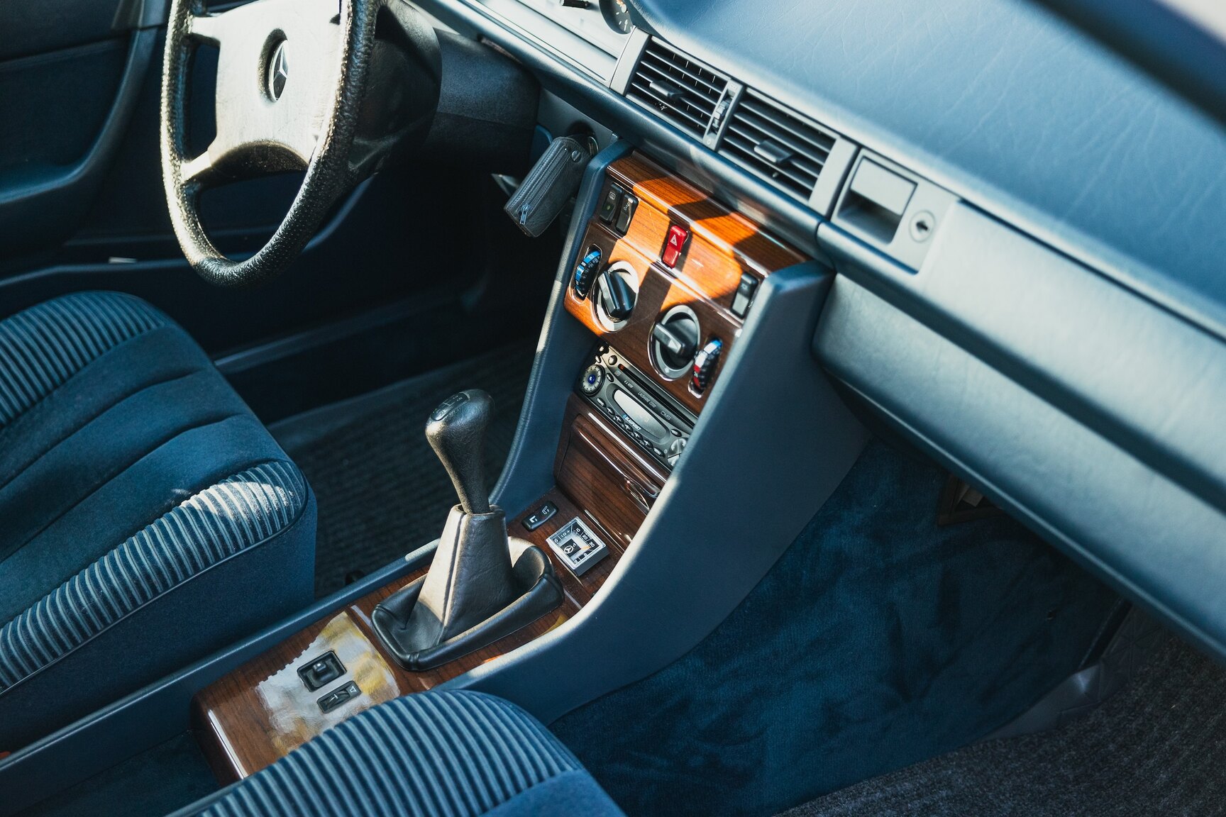Innenraumfoto von 1987 Mercedes-Benz 230E
