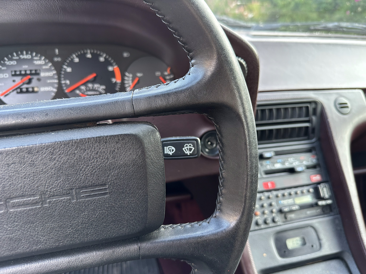 Interior image of 1985 Porsche 928 (18)