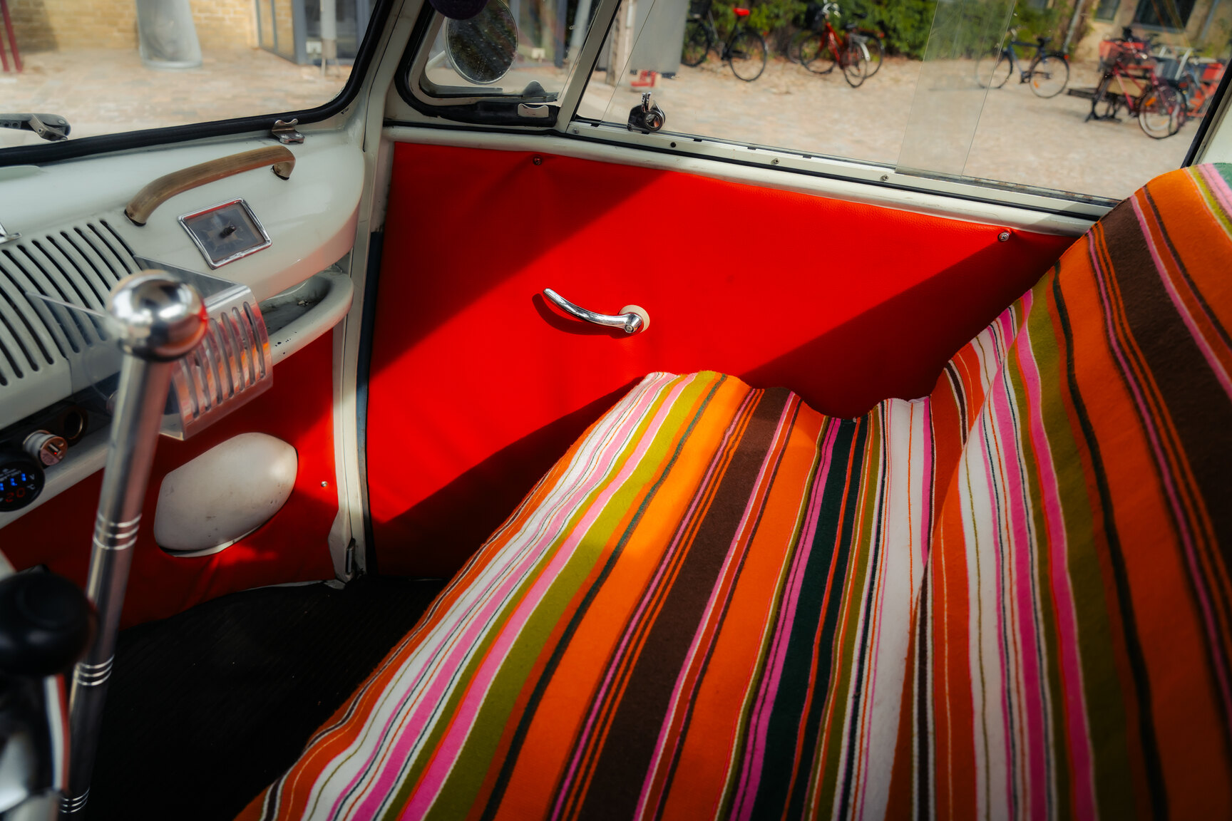 Interiörbild 1964 Volkswagen Kleinbus Transporter 1500 Deluxe “21-fönsters Samba”