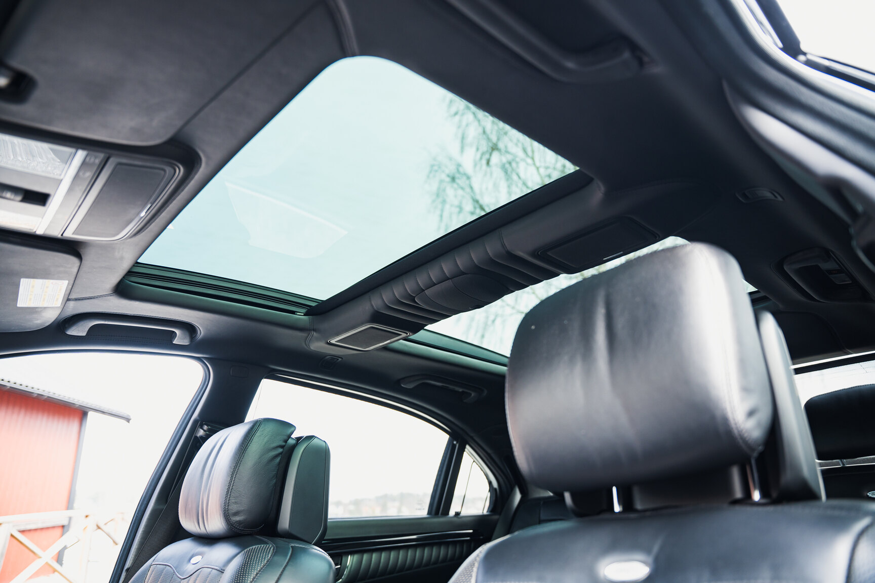 Interior image of 2011 Mercedes-Benz S600 (43)