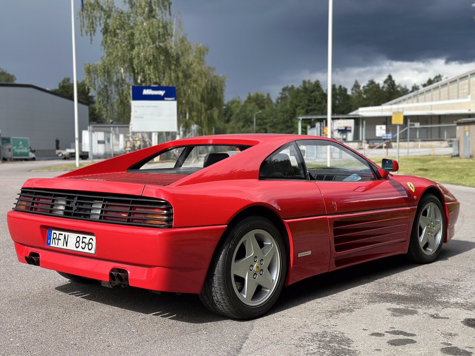 Exteriörbild på 1990 Ferrari 348 (7)