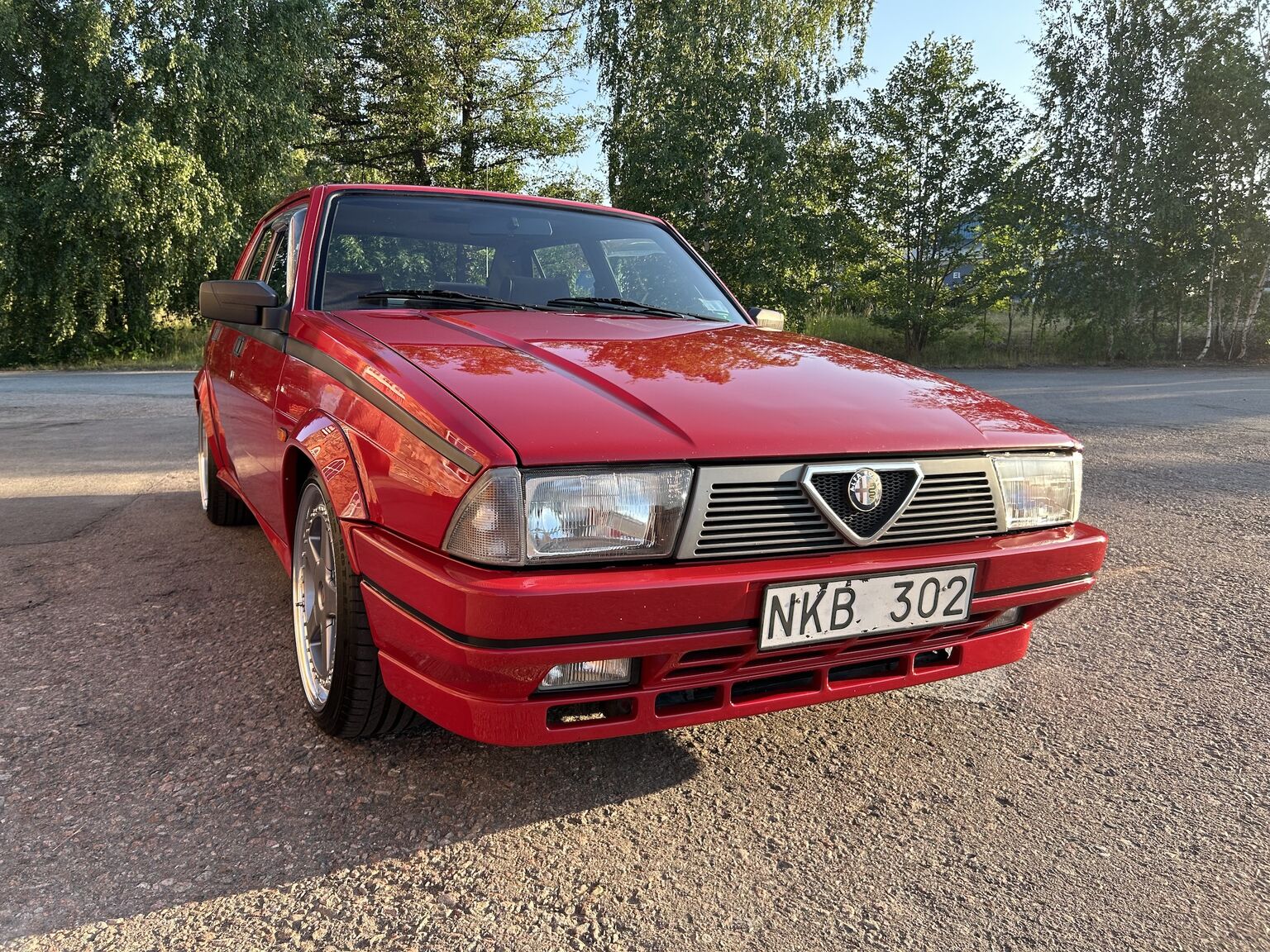 Exteriörbild på 1988 Alfa Romeo 75 (51)