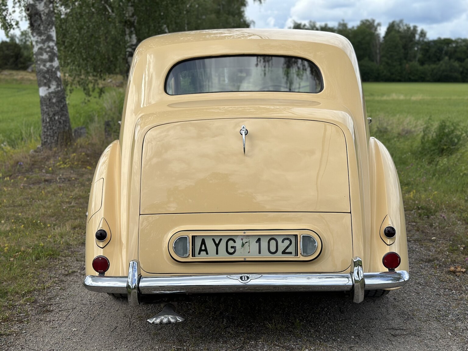 Exterior image of 1947 Bentley Mark IV Sport Saloon