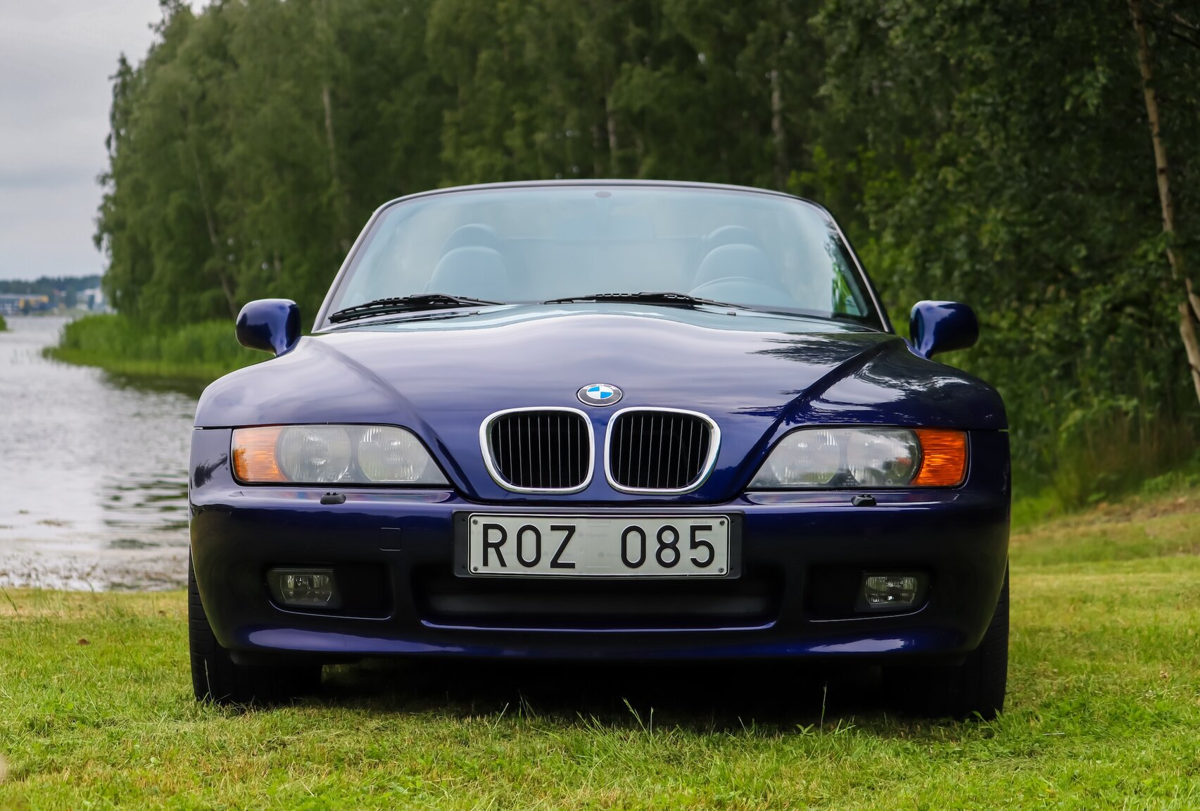 Exterior image of 1999 BMW Z3 1.9i