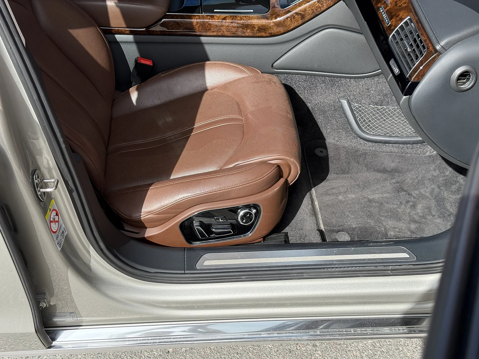 Interior image of 2014 Audi A8 4.0 TFSI (94)