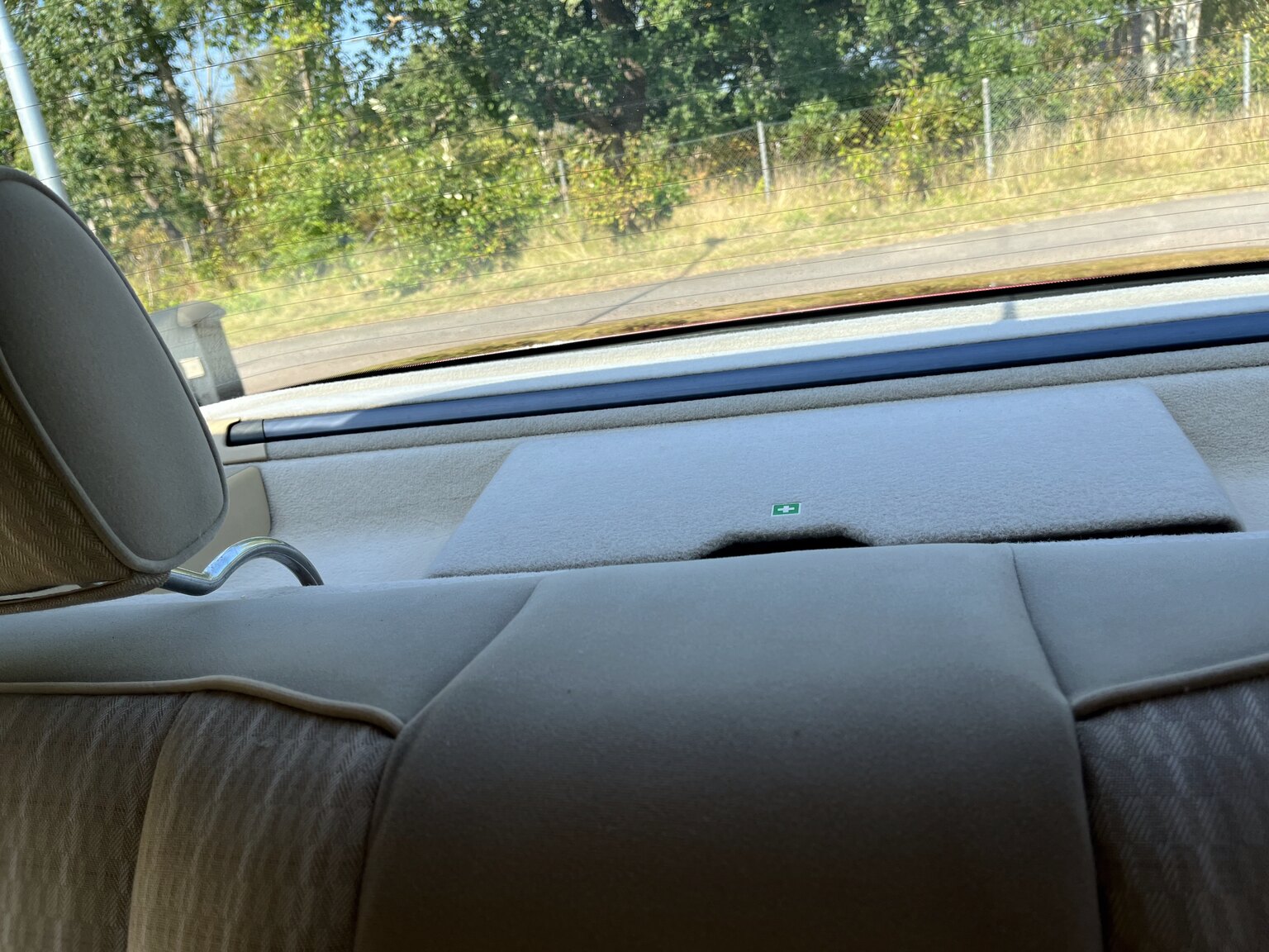 Innenraumfoto von 1990 Mercedes-Benz 230 E