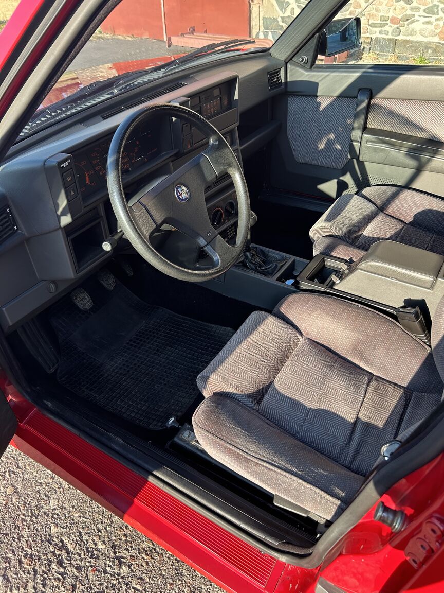 Innenraumfoto von 1988 Alfa Romeo 75 (1)
