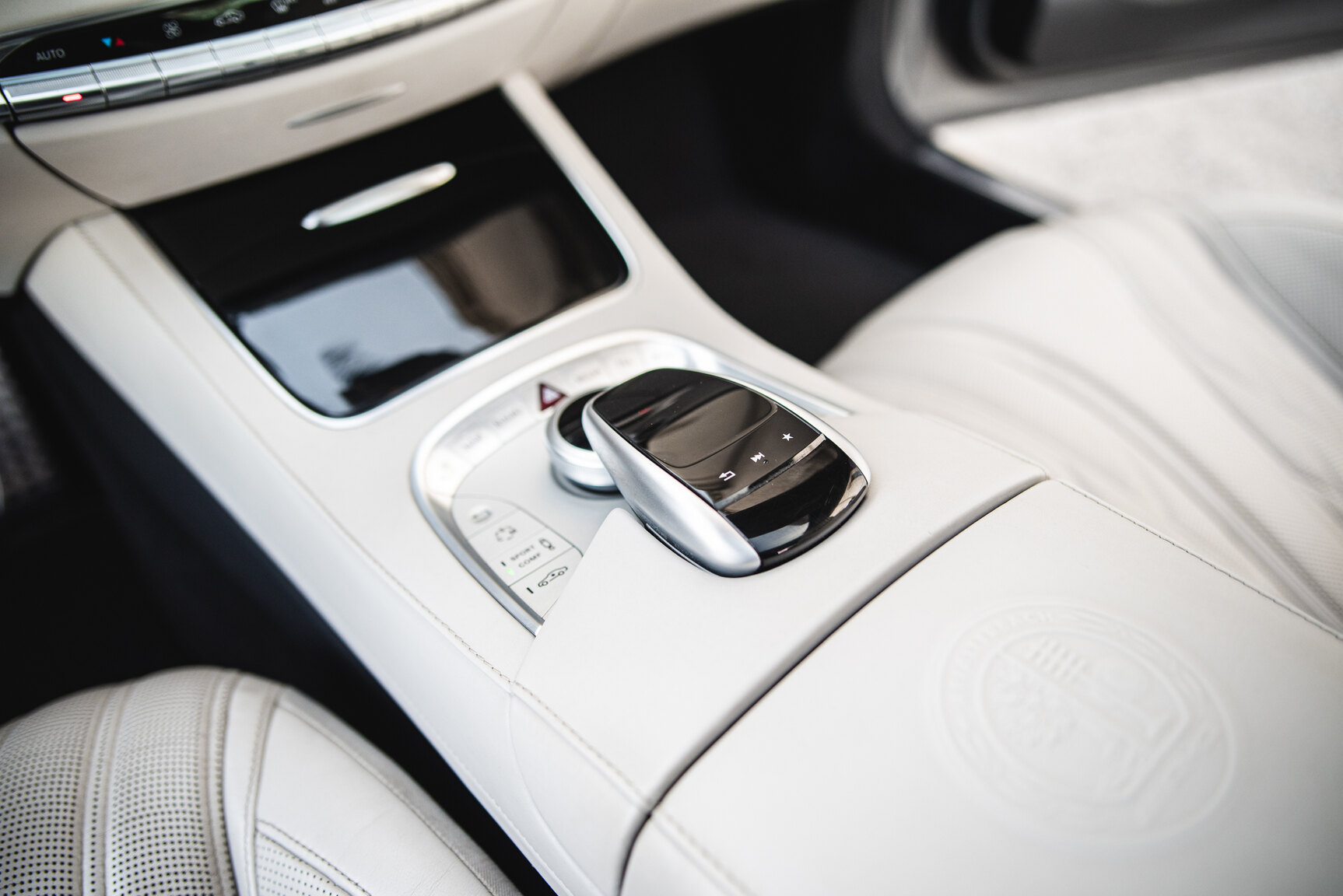 Innenraumfoto von 2016 Mercedes-Benz S63 AMG 4MATIC Coupé