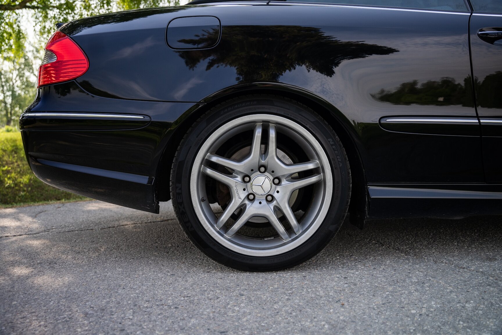 Exterior image of 2009 Mercedes-Benz CLK 550