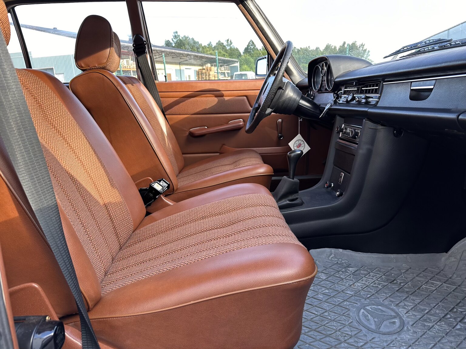 Innenraumfoto von 1975 Mercedes Benz 200