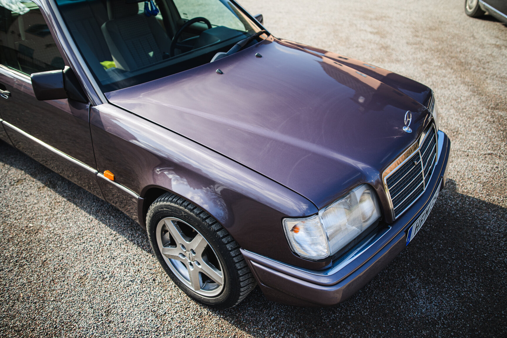 Exterior image of 1993 Mercedes-Benz E 220