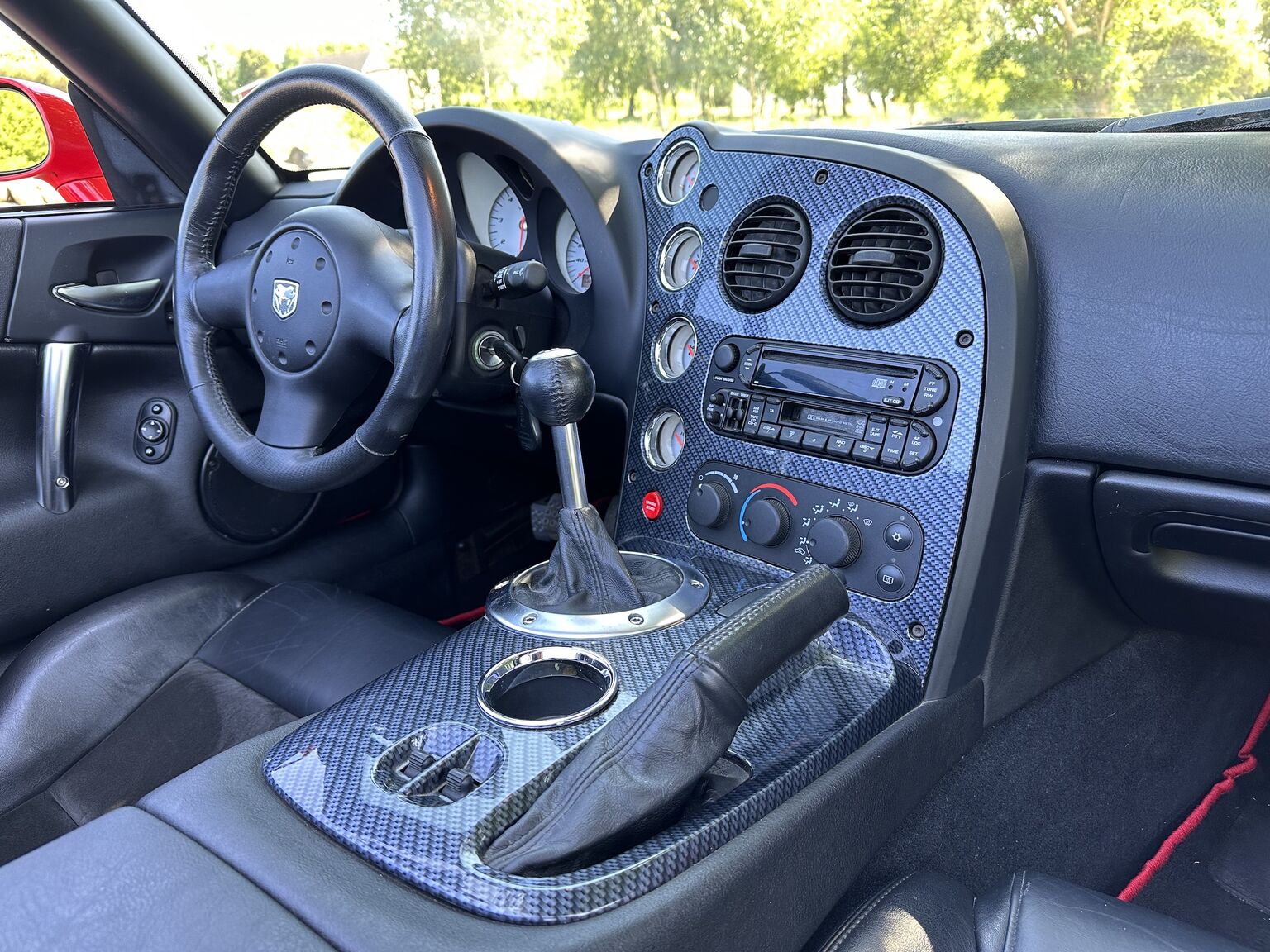 Interior image of 2004 Dodge Viper SRT-10 (28)