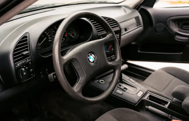 1992 BMW 320i Sedan – Interiör