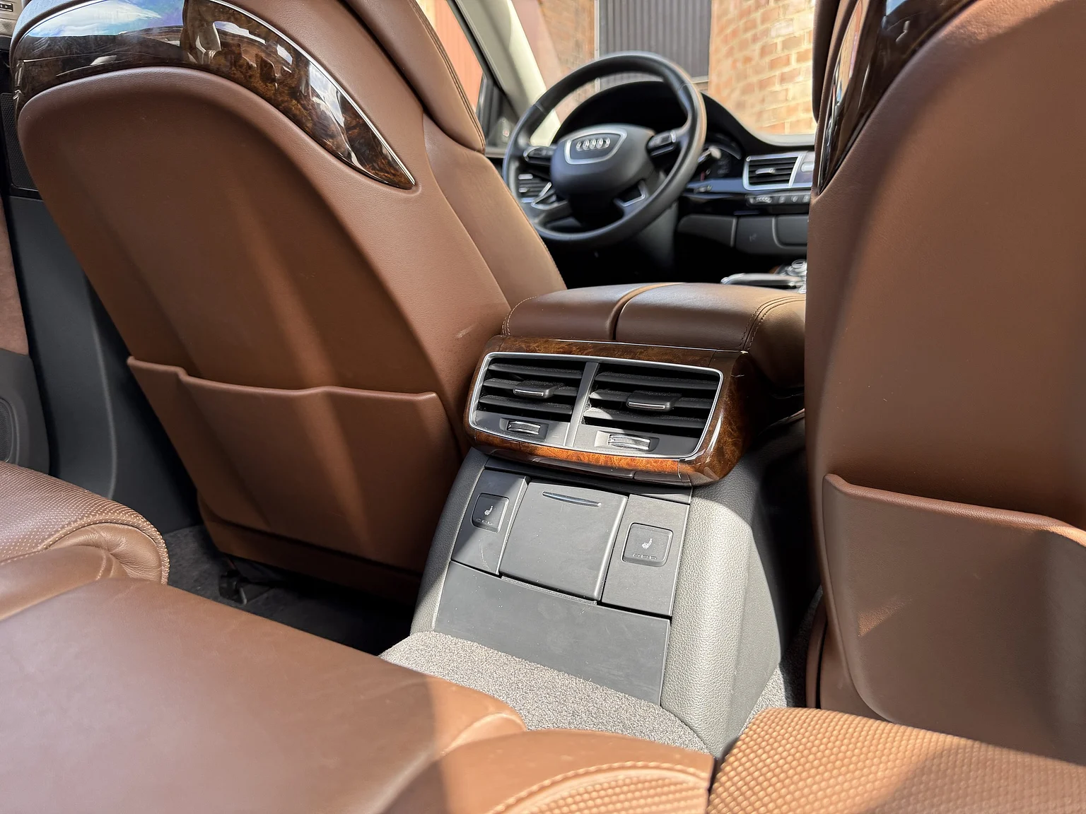 Interior image of 2014 Audi A8 4.0 TFSI (90)