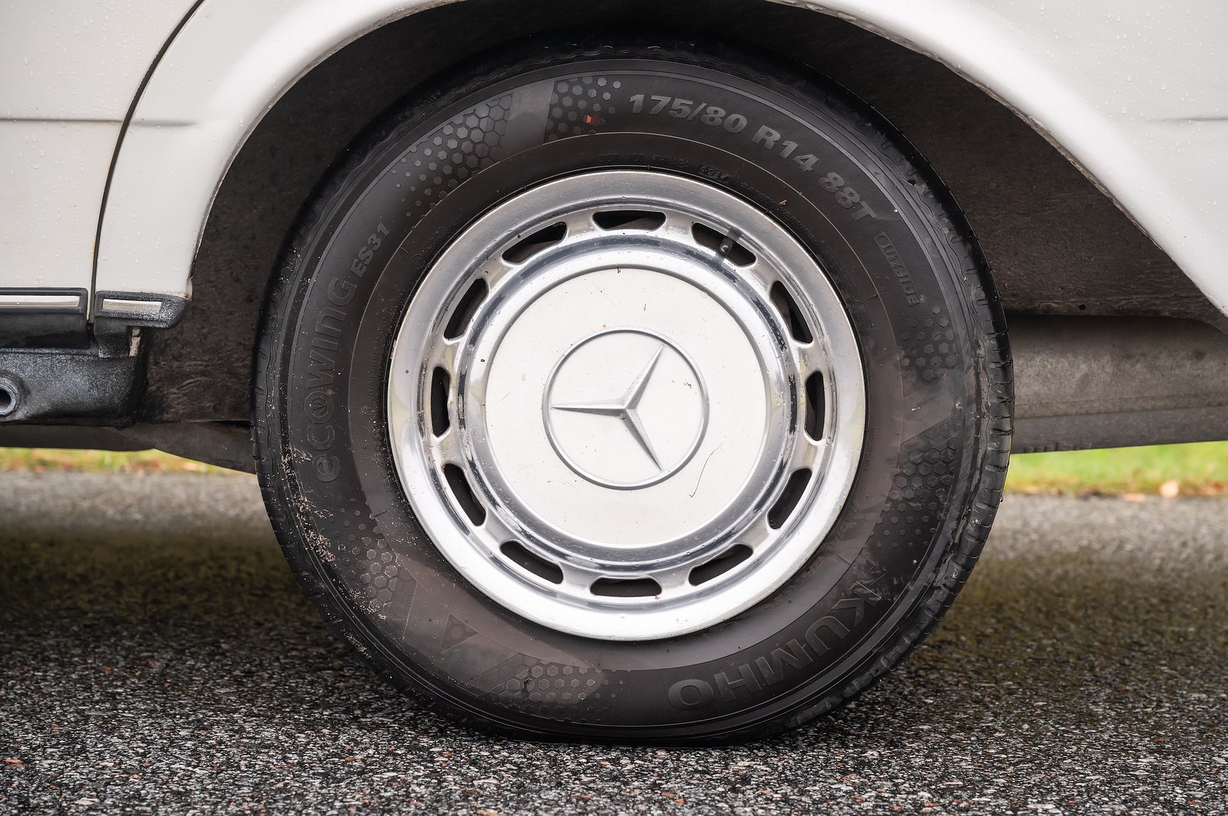 Exterior image of 1985 Mercedes-Benz 200 Automatic