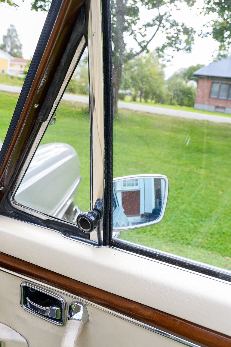Interior image of 1969 Mercedes-Benz 300 SEL