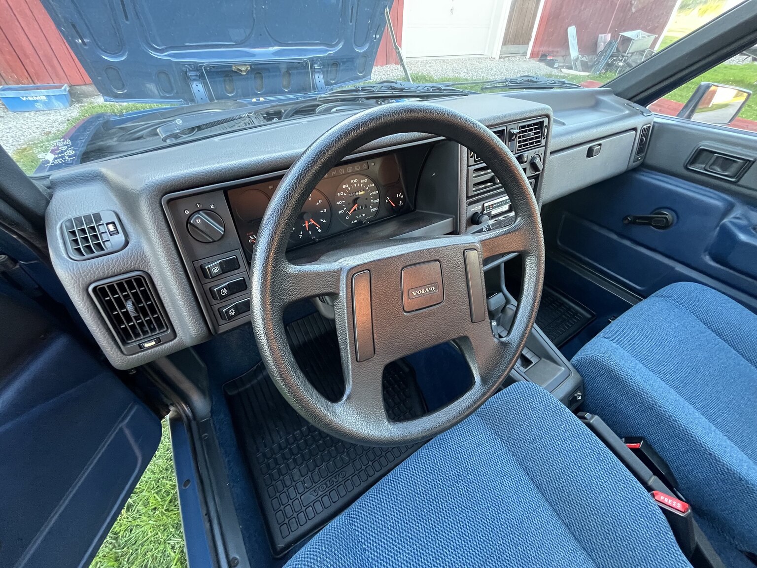 Interior image of 1983 Volvo 340 (2)