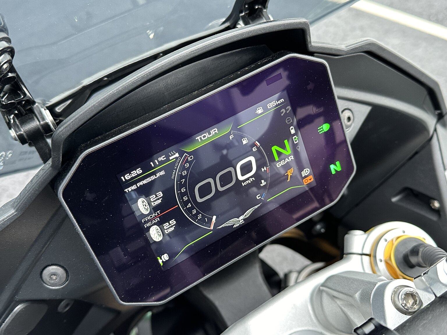 Exteriörbild på 2023 Moto Guzzi V100 Mandello S (11)