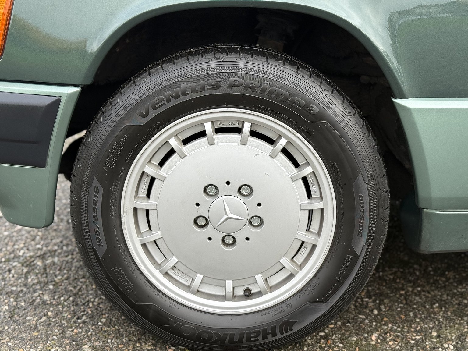 Exteriörbild på 1989 Mercedes-Benz 190 E