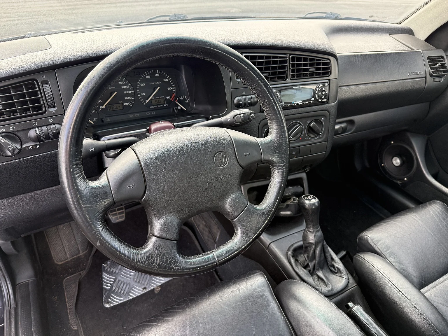 Innenraumfoto von 1994 Volkswagen Golf 3-door VR6 (7)