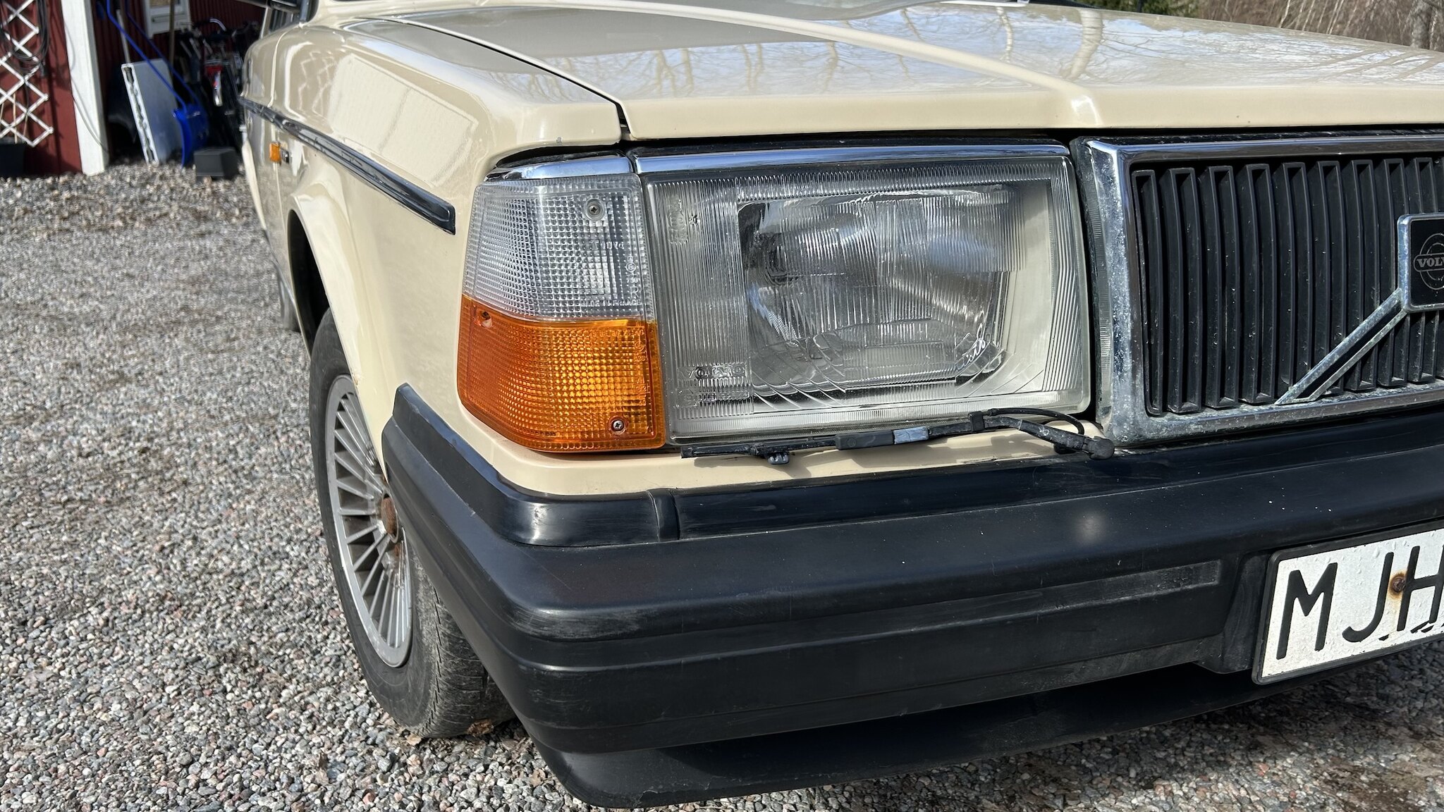 Exterior image of 1987 Volvo 244