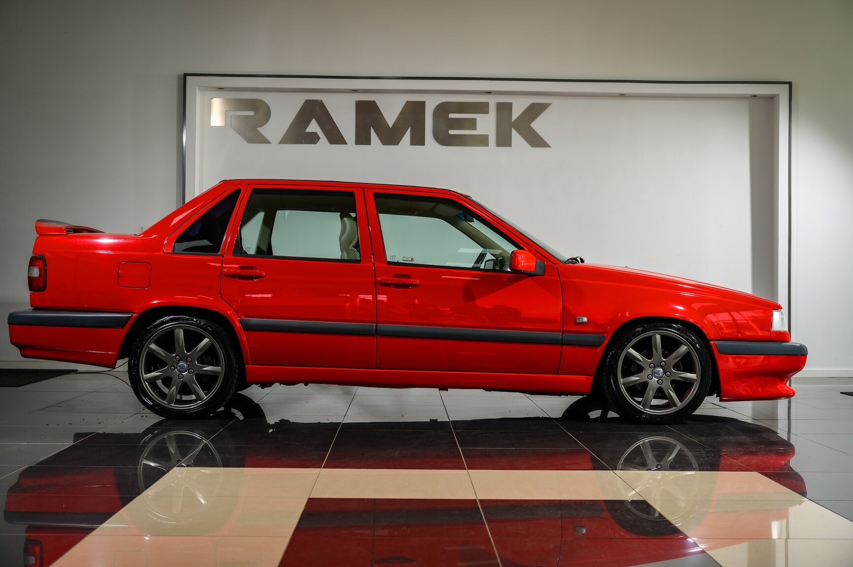 Exterior image of 1996 Volvo 850 R