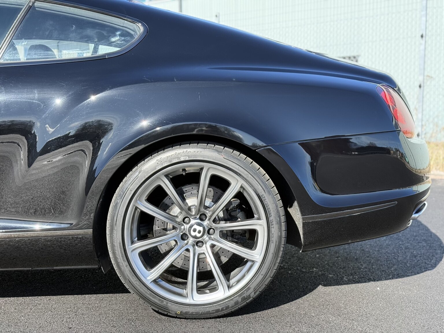 Exteriörbild på 2011 Bentley Continental Supersports