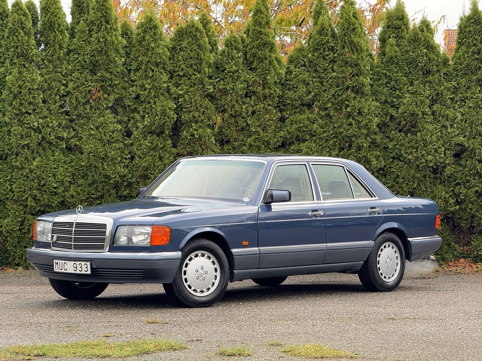 Exterior image of 1987 Mercedes-Benz 300 SE