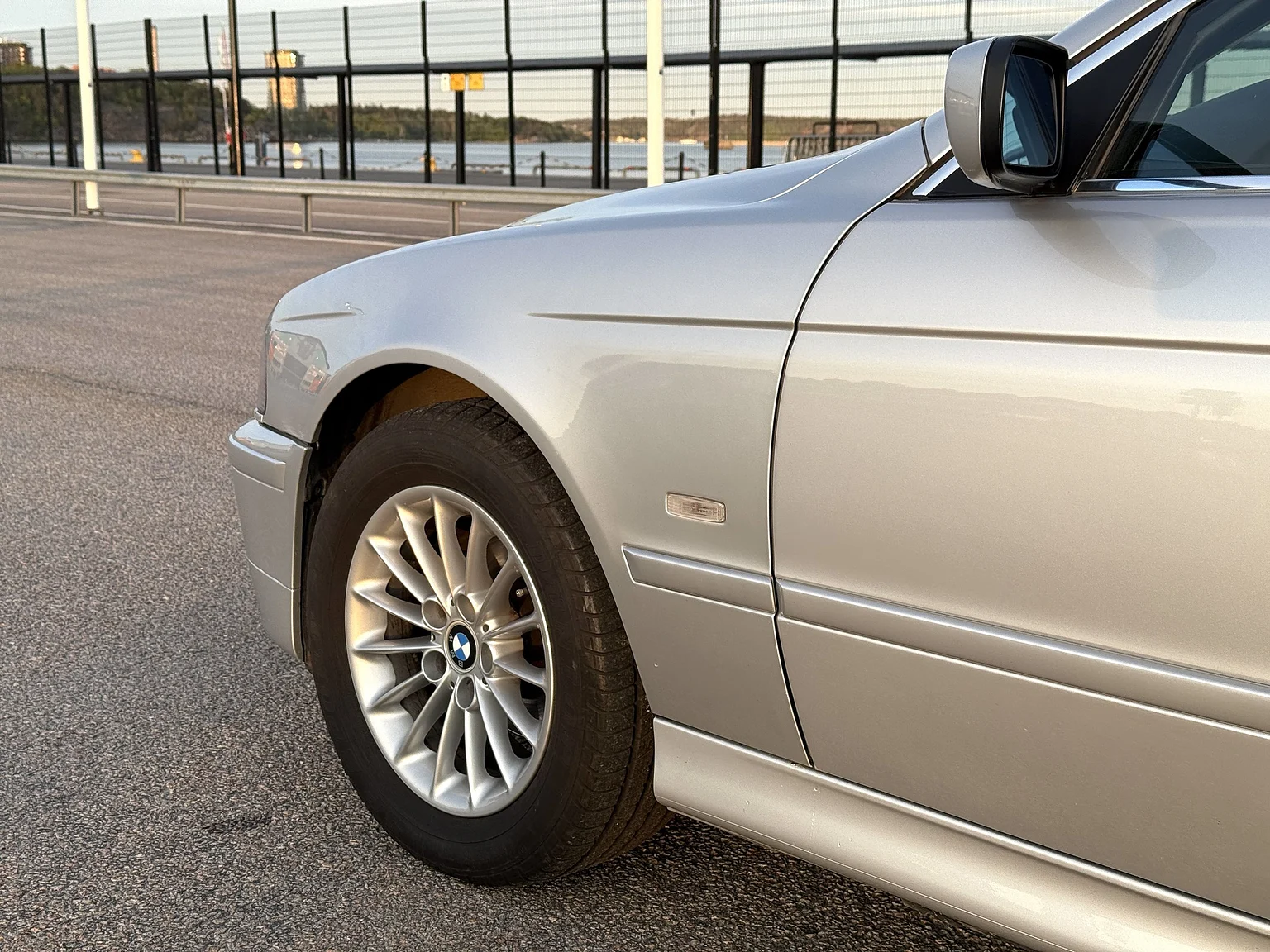 Exterior image of 2002 BMW 520i (22)