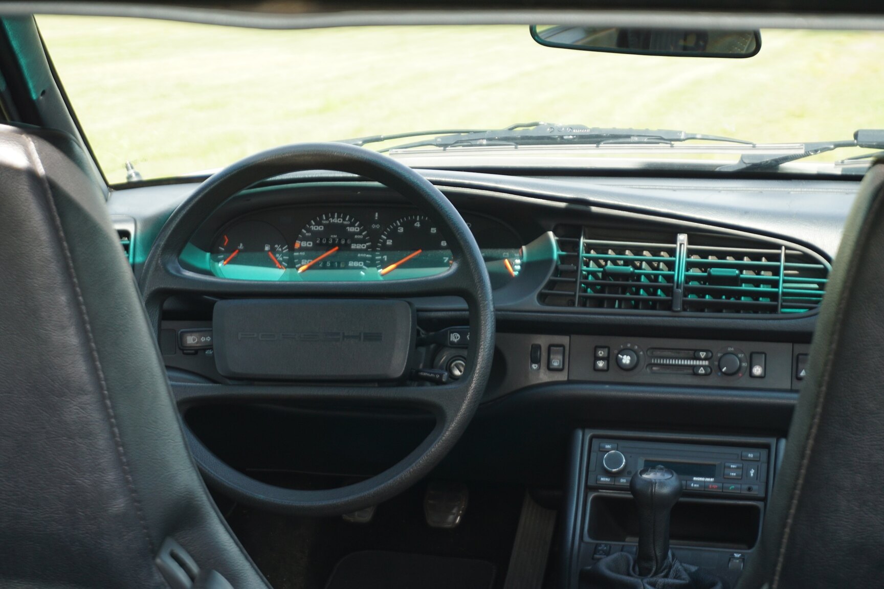 Innenraumfoto von 1985 Porsche 944 "NO RESERVE AUCTION"